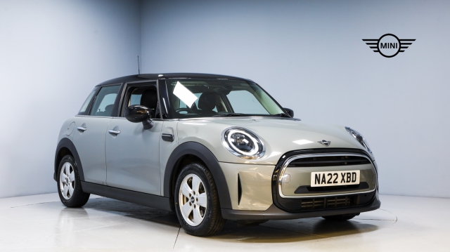 View the 2022 MINI Hatch: 1.5 Cooper Classic Hatchback 5dr Petrol Manual Euro 6 (s/s) (136 ps) Online at Peter Vardy