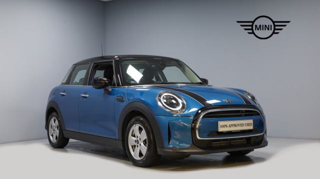 View the 2024 MINI Hatch: 1.5 Cooper Classic Hatchback 5dr Petrol Steptronic Euro 6 (s/s) (136 ps) Online at Peter Vardy