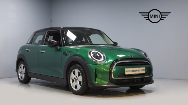 View the 2022 MINI Hatch: 1.5 Cooper Classic Hatchback 5dr Petrol Manual Euro 6 (s/s) (136 ps) Online at Peter Vardy