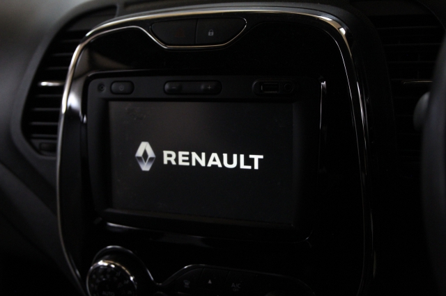 View the 2016 Renault Captur: 0.9 TCE 90 Dynamique S Nav 5dr Online at Peter Vardy