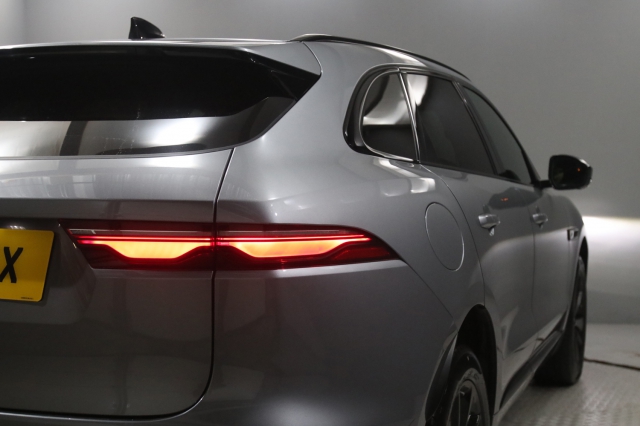 View the 2021 Jaguar F-pace: 2.0 D200 R-Dynamic SE 5dr Auto AWD Online at Peter Vardy