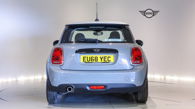 View the 2018 MINI Hatchback: 1.5 Cooper II 3dr Online at Peter Vardy