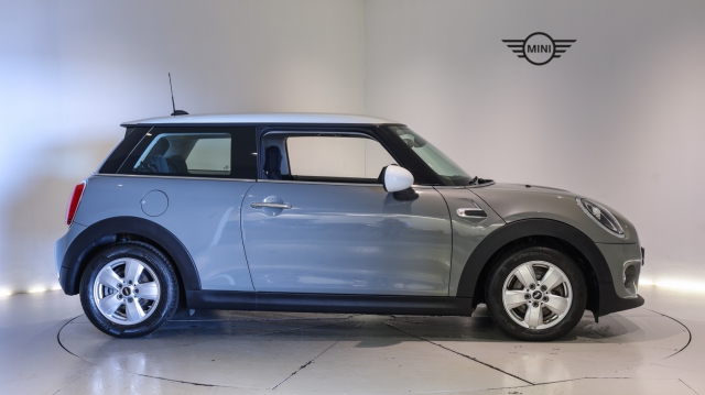 View the 2018 MINI Hatchback: 1.5 Cooper II 3dr Online at Peter Vardy