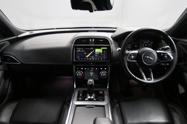 View the 2019 Jaguar Xe: 2.0d R-Dynamic SE 4dr Auto Online at Peter Vardy