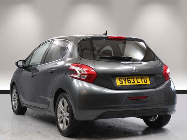 View the 2013 Peugeot 208: 1.2 e-VTi Allure 5dr EGC Online at Peter Vardy