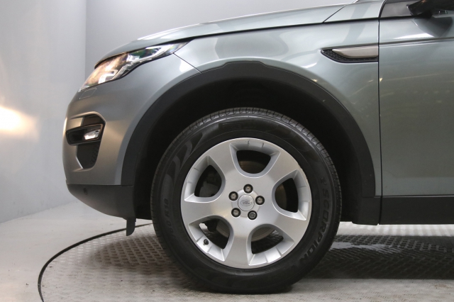 View the 2017 Land Rover Discovery Sport: 2.0 TD4 SE Tech 5dr [5 Seat] Online at Peter Vardy