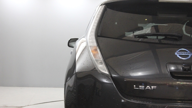 View the 2015 Nissan Leaf: 80kW Tekna 24kWh 5dr Auto [6.6kW Charger] Online at Peter Vardy