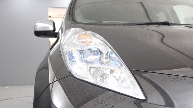 View the 2015 Nissan Leaf: 80kW Tekna 24kWh 5dr Auto [6.6kW Charger] Online at Peter Vardy