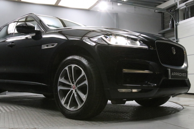 View the 2018 Jaguar F-pace: 2.0 R-Sport 5dr Auto AWD Online at Peter Vardy