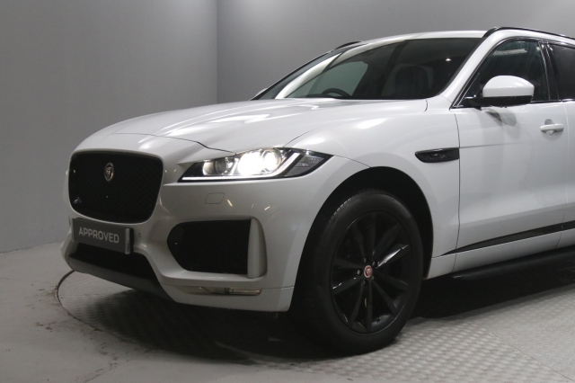 View the 2019 Jaguar F-Pace: 2.0d [180] Chequered Flag 5dr Auto AWD Online at Peter Vardy