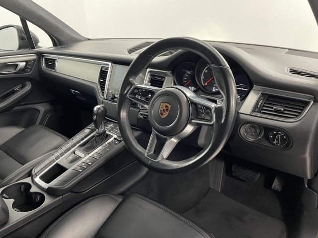 View the 2017 Porsche Macan: Turbo 5dr PDK Online at Peter Vardy