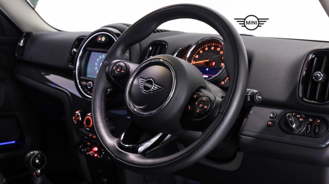 View the 2018 Mini Countryman: 1.5 Cooper Classic 5dr Online at Peter Vardy