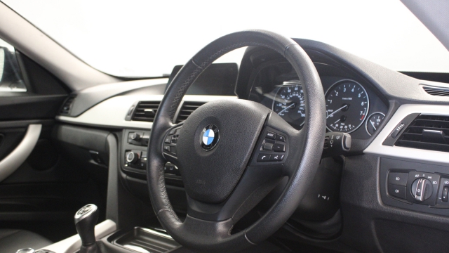 View the 2013 Bmw 3 Series: 320i xDrive SE 5dr Online at Peter Vardy