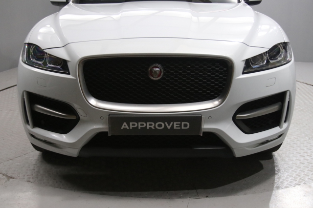 View the 2016 Jaguar F-pace: 2.0d R-Sport 5dr Auto AWD Online at Peter Vardy