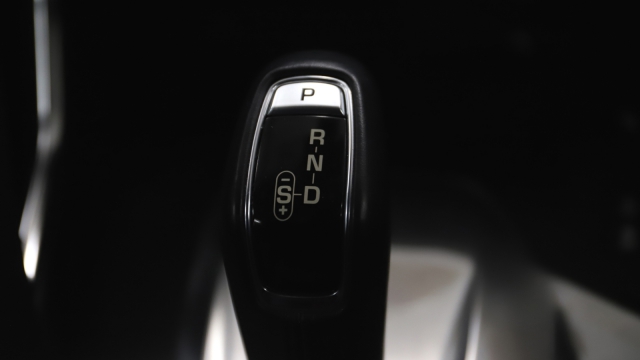 View the 2018 Jaguar E-pace: 2.0d [180] R-Dynamic SE 5dr Auto Online at Peter Vardy