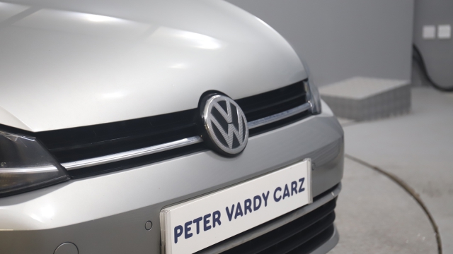View the 2017 Volkswagen Golf: 1.6 TDI SE 5dr Online at Peter Vardy