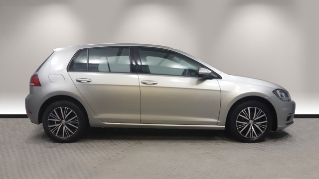 View the 2017 Volkswagen Golf: 1.6 TDI SE 5dr Online at Peter Vardy