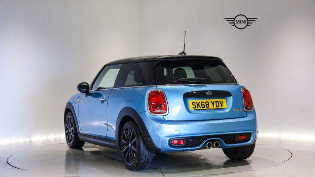 View the 2018 MINI Hatchback: 2.0 Cooper S II 3dr Auto [Chili Pack] Online at Peter Vardy