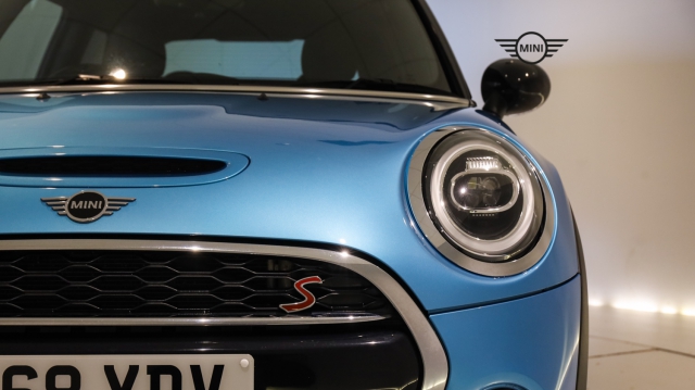 View the 2018 MINI Hatchback: 2.0 Cooper S II 3dr Auto [Chili Pack] Online at Peter Vardy
