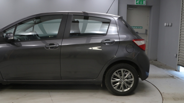 View the 2017 Toyota Yaris: 1.5 VVT-i Icon 5dr [Nav] Online at Peter Vardy