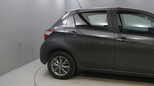 View the 2017 Toyota Yaris: 1.5 VVT-i Icon 5dr [Nav] Online at Peter Vardy