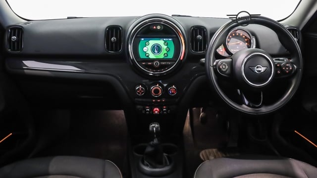 View the 2018 MINI Countryman: 1.5 Cooper 5dr Online at Peter Vardy