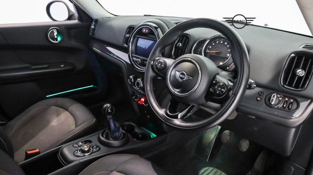 View the 2018 MINI Countryman: 1.5 Cooper 5dr Online at Peter Vardy