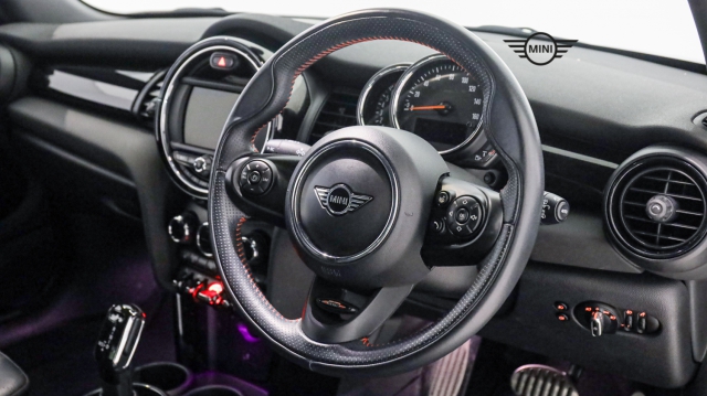 View the 2019 MINI Hatchback: 1.5 Cooper Sport II 3dr Auto [Comfort/Nav Pack] Online at Peter Vardy