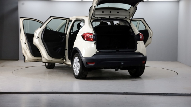 View the 2014 Renault Captur: 1.5 dCi 90 Expression+ Energy 5dr Online at Peter Vardy