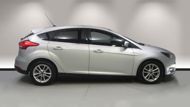 View the 2016 Ford Focus: 1.5 TDCi 120 Zetec Navigation 5dr Online at Peter Vardy