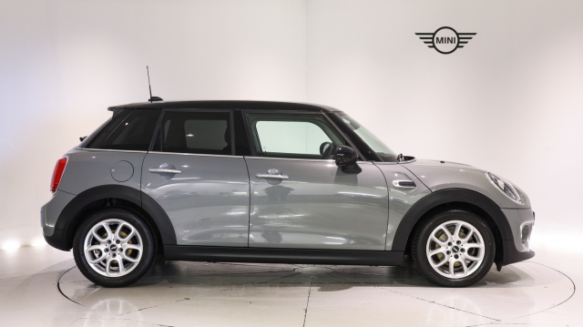 View the 2018 Mini Hatchback: 1.5 Cooper II 5dr Auto [Pepper Pack] Online at Peter Vardy