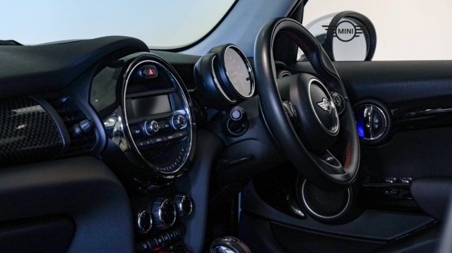 View the 2014 MINI Hatchback: 2.0 Cooper S 5dr Auto [Chili Pack] Online at Peter Vardy