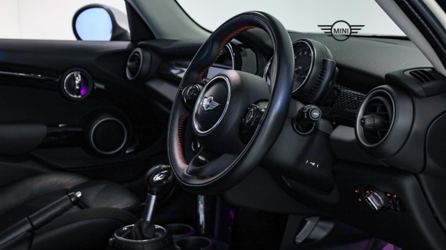 View the 2014 MINI Hatchback: 2.0 Cooper S 5dr Auto [Chili Pack] Online at Peter Vardy