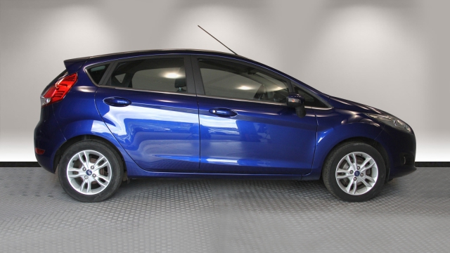 View the 2016 Ford Fiesta: 1.25 82 Zetec 5dr Online at Peter Vardy
