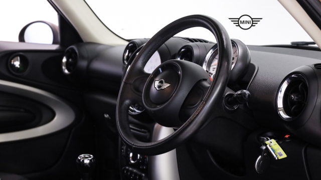 View the 2013 Mini Paceman: 1.6 Cooper 3dr Online at Peter Vardy