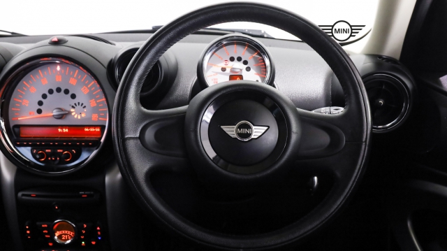 View the 2013 Mini Paceman: 1.6 Cooper 3dr Online at Peter Vardy