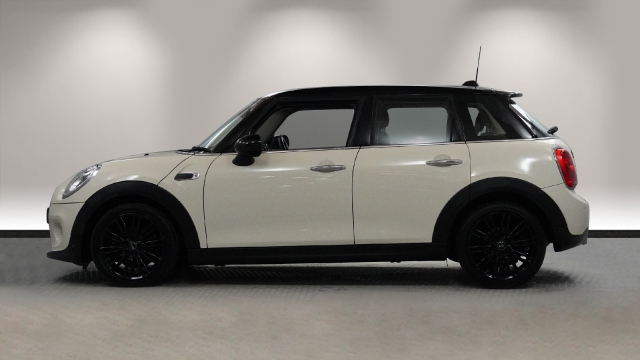 View the 2018 Mini Hatchback: 1.5 Cooper D 5dr [Chili/Media Pack XL] Online at Peter Vardy