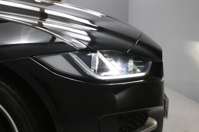 View the 2019 Jaguar Xe: 2.0d [180] R-Sport 4dr Auto Online at Peter Vardy