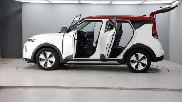 View the 2021 Kia Soul: 150kW First Edition 64kWh 5dr Auto Online at Peter Vardy