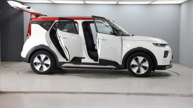 View the 2021 Kia Soul: 150kW First Edition 64kWh 5dr Auto Online at Peter Vardy