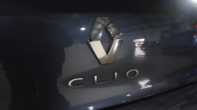 View the 2021 Renault Clio: 1.0 TCe 90 Iconic 5dr Online at Peter Vardy