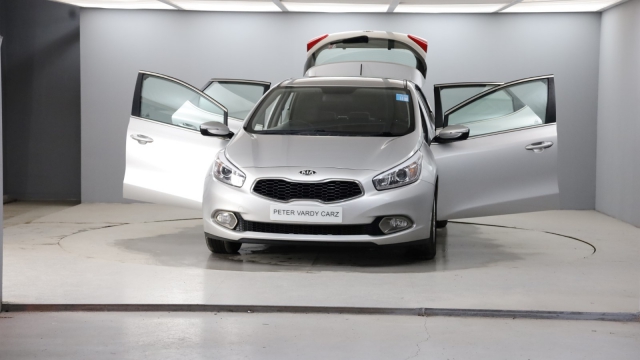View the 2015 Kia Ceed: 1.6 GDi 2 EcoDynamics 5dr Online at Peter Vardy