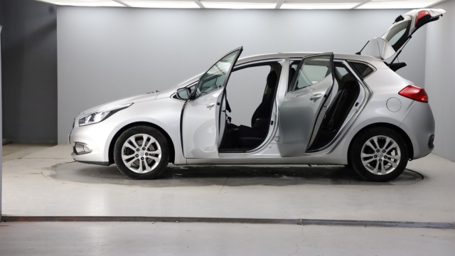 View the 2015 Kia Ceed: 1.6 GDi 2 EcoDynamics 5dr Online at Peter Vardy