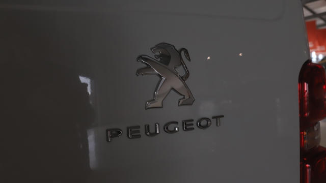 View the 2021 Peugeot Expert: 1000 1.5 BlueHDi 100 Professional Van Online at Peter Vardy