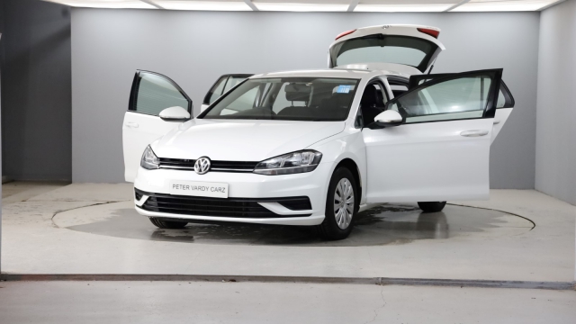 View the 2019 Volkswagen Golf: 1.6 TDI S 5dr Online at Peter Vardy