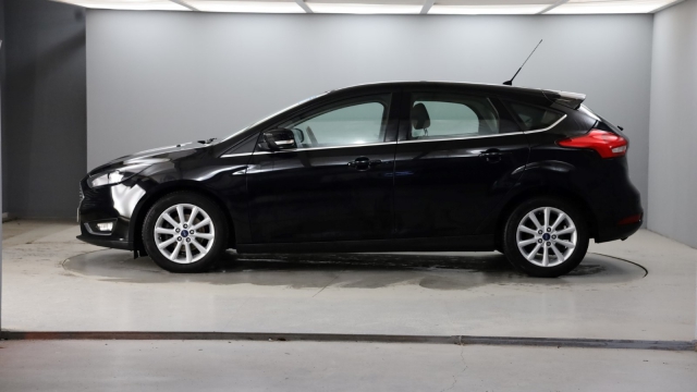 View the 2016 Ford Focus: 1.0 EcoBoost 125 Titanium 5dr Online at Peter Vardy