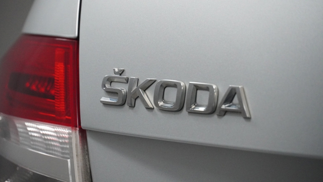 View the 2018 Skoda Octavia: 1.6 TDI CR SE L 5dr DSG Online at Peter Vardy