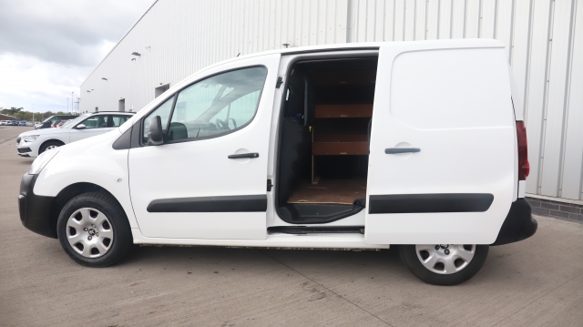 View the 2018 Peugeot Partner: 850 1.6 BlueHDi 100 Professional Van [non SS] Online at Peter Vardy