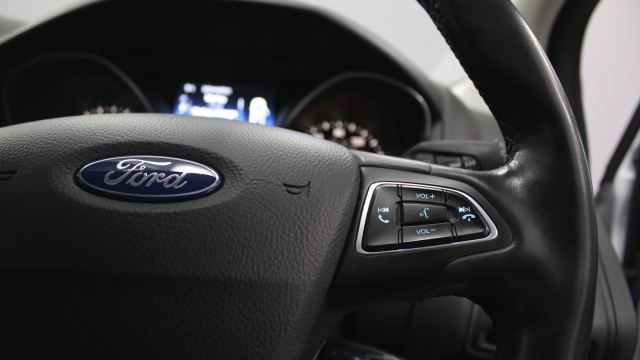 View the 2014 Ford Focus: 1.0 EcoBoost Zetec 5dr Online at Peter Vardy