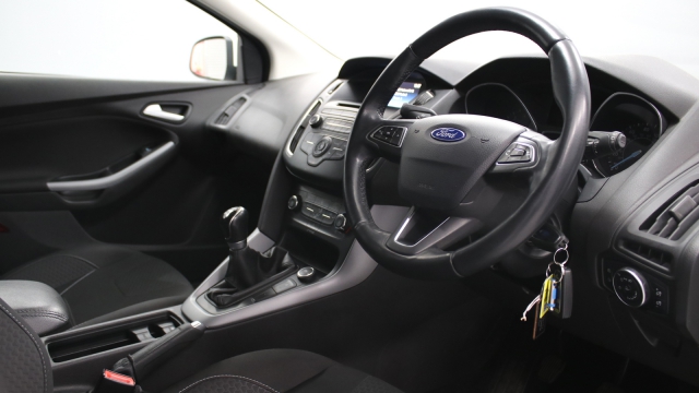 View the 2014 Ford Focus: 1.0 EcoBoost Zetec 5dr Online at Peter Vardy